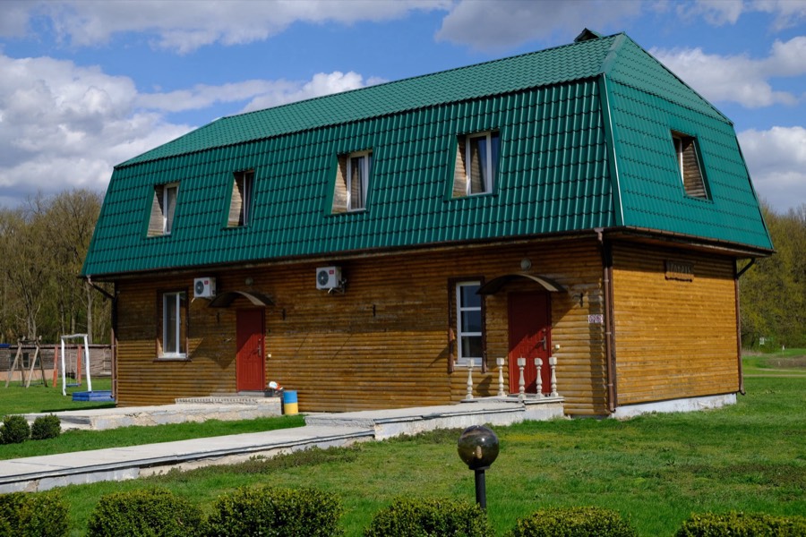 Двоповерховий будинок із зеленим дахом