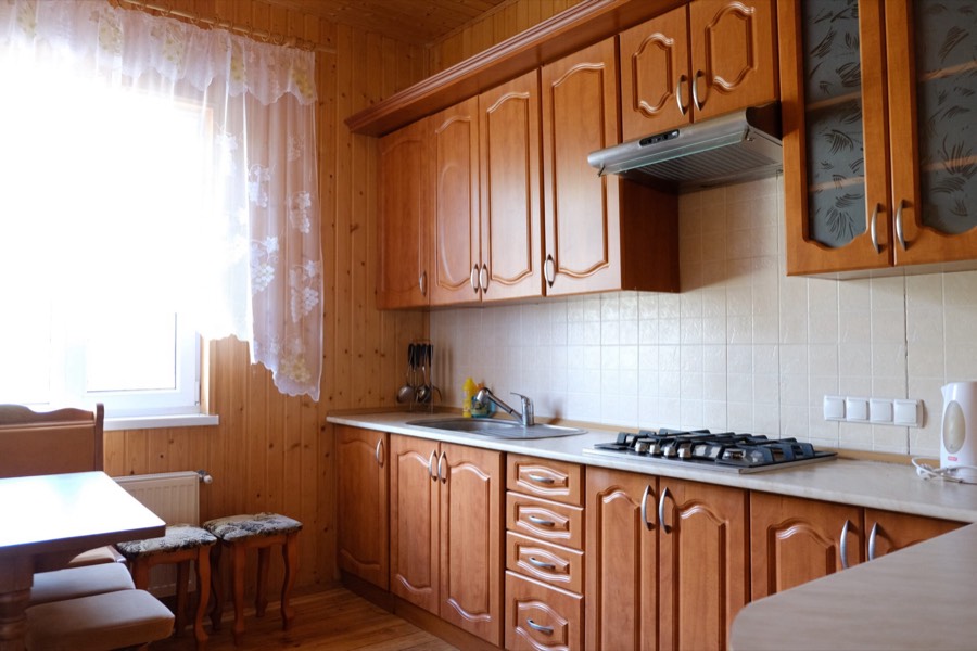Кухня в коттеджі з дерев’яним оздобленням