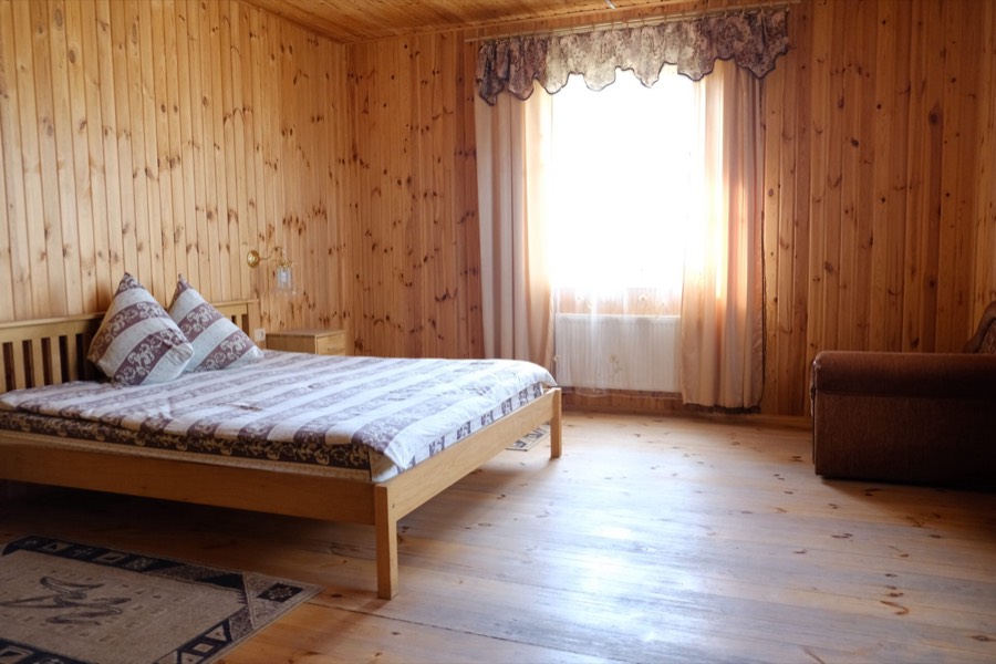 Ліжко та штори в номері
