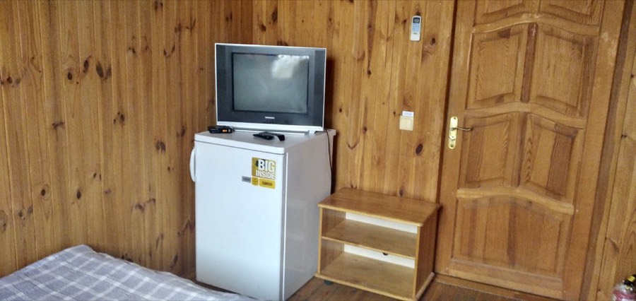 Телевізор і холодильник у номері